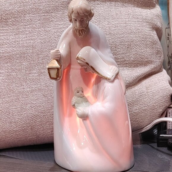Porcelain Lamp Cover With Baby Jesus, Mary & Joseph - Picture 7 of 8